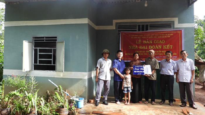 UBMTTQ Việt Nam huyện Ea H’Leo bàn giao nhà Đại đoàn kết cho hộ nghèo ở buôn Ea Tiêu, xã Ea Tir